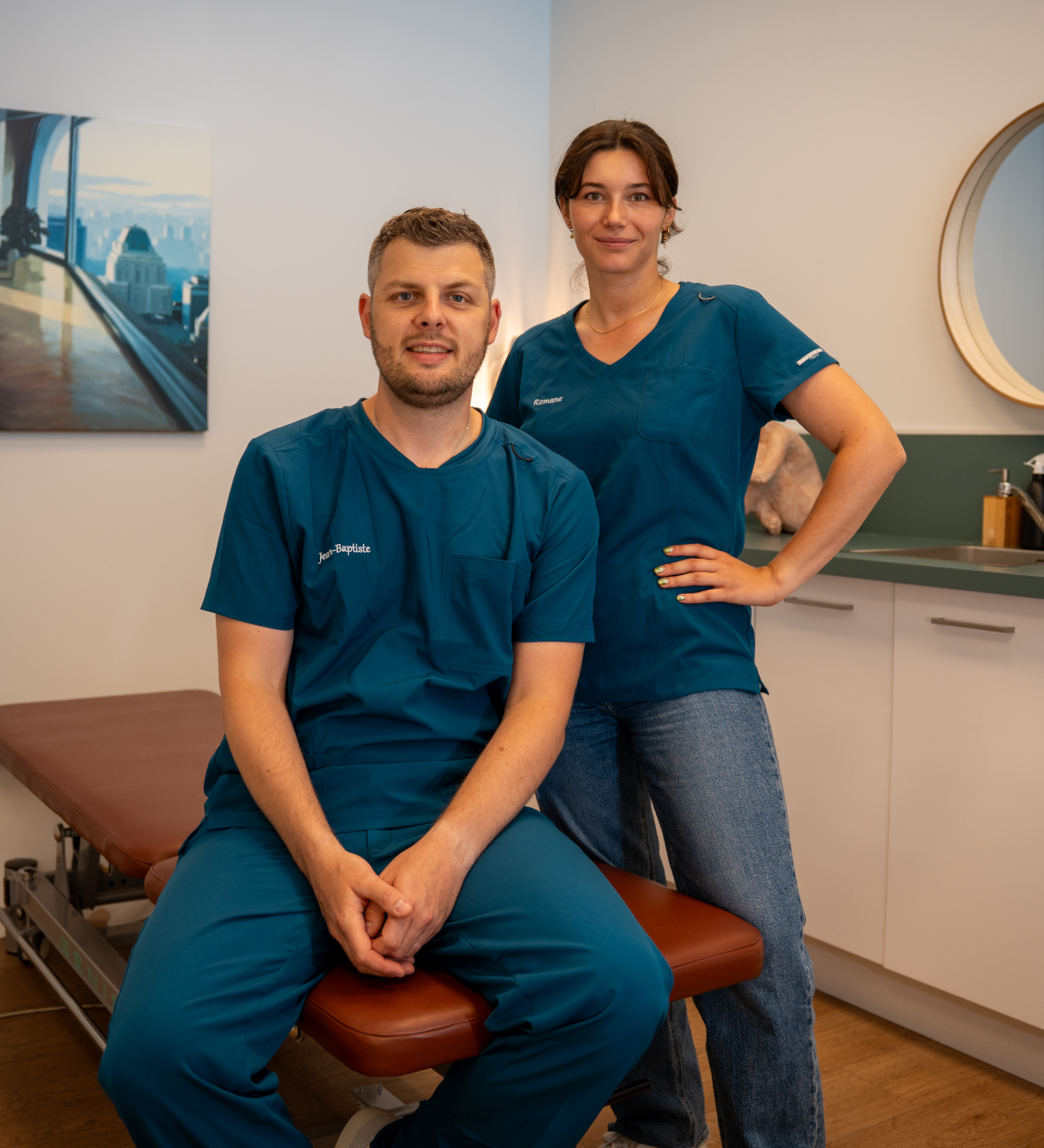Photo de groupe, nos ostéopathes Jean-Baptiste Faudeux et Romane Le Pochat.