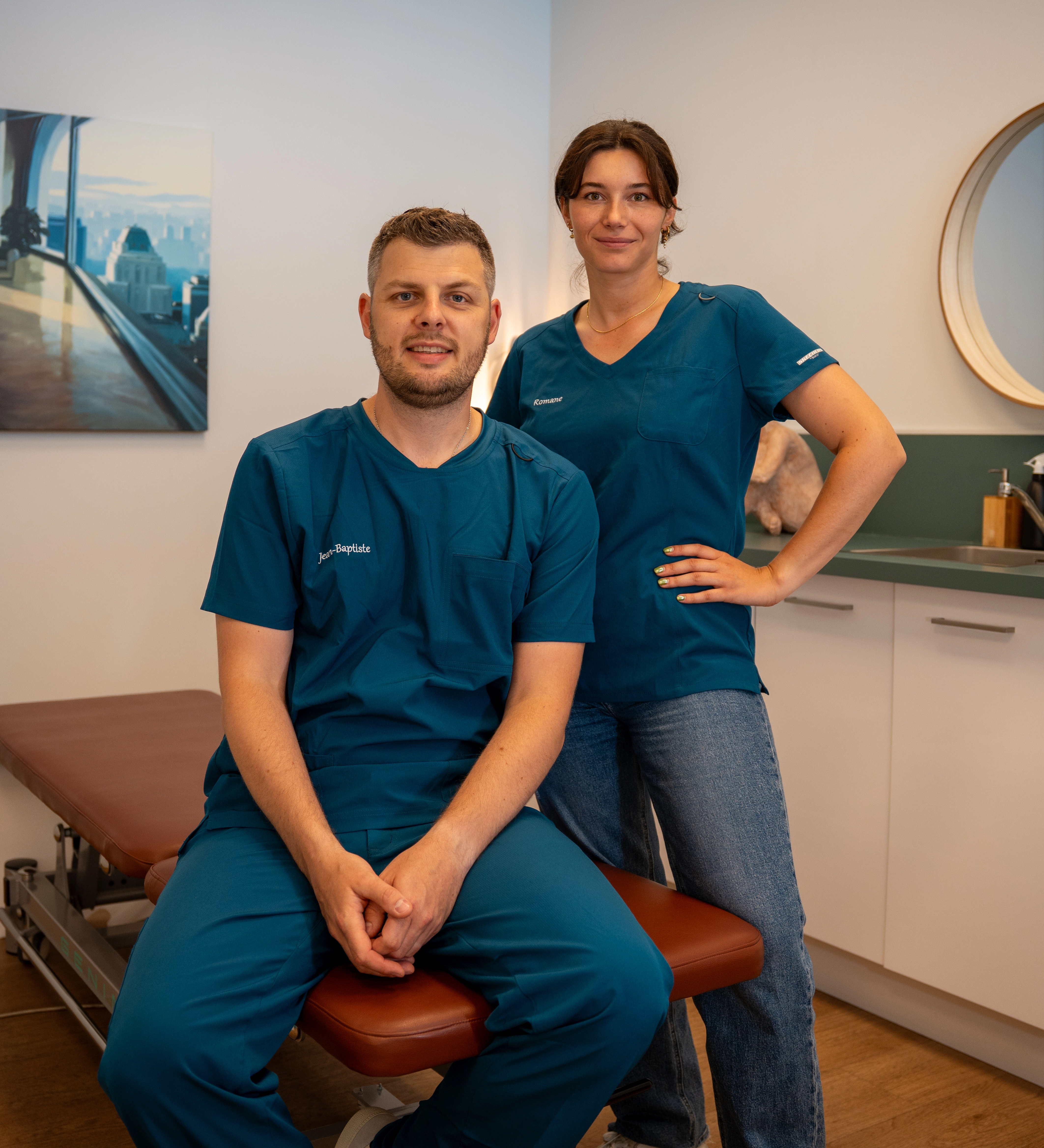 Photo de groupe, nos ostéopathes Jean-Baptiste Faudeux et Romane Le Pochat.